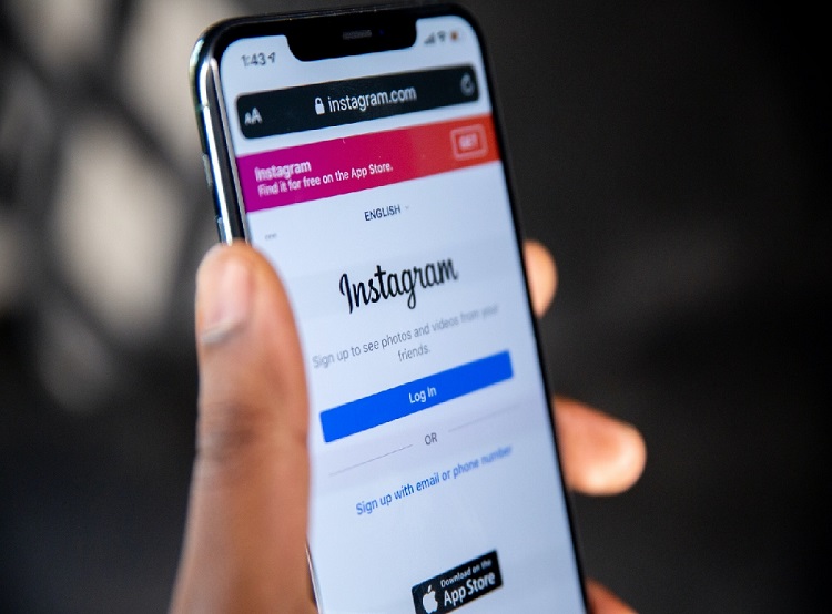 Instagram tests subscriptions for creators to make cash